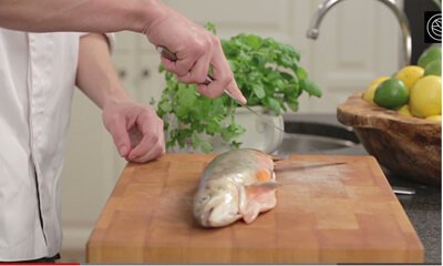 filea en fisk med slipade knivar